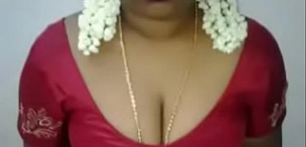  Hot Mallu Servant Aunty Saree Drop to impress Young boys